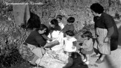 Familia remulliendo el colchon 1966